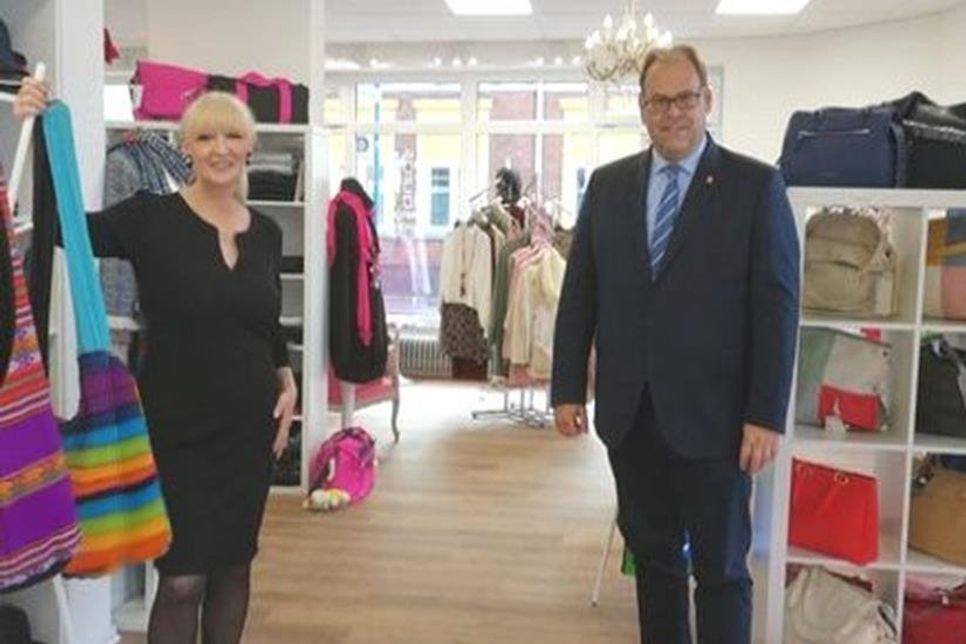 Inhaberin Birgit Auras mit Bürgermeister Mirko Spieckermann, der herzlich gratulierte und sich über den beendeten Leerstand in den neuen Geschäftsräumen freut.
