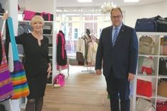 Inhaberin Birgit Auras mit Bürgermeister Mirko Spieckermann, der herzlich gratulierte und sich über den beendeten Leerstand in den neuen Geschäftsräumen freut.