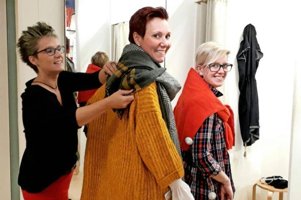 Die Organisatoren der Modenschau bei der Anprobe.