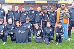 Neustadt. Die Taverna Scorpios aus der Strandallee in Pelzerhaken überreichte der D1 des TSV Neustadt Trainingsanzüge für die aktuelle Saison 2017/18. (red)