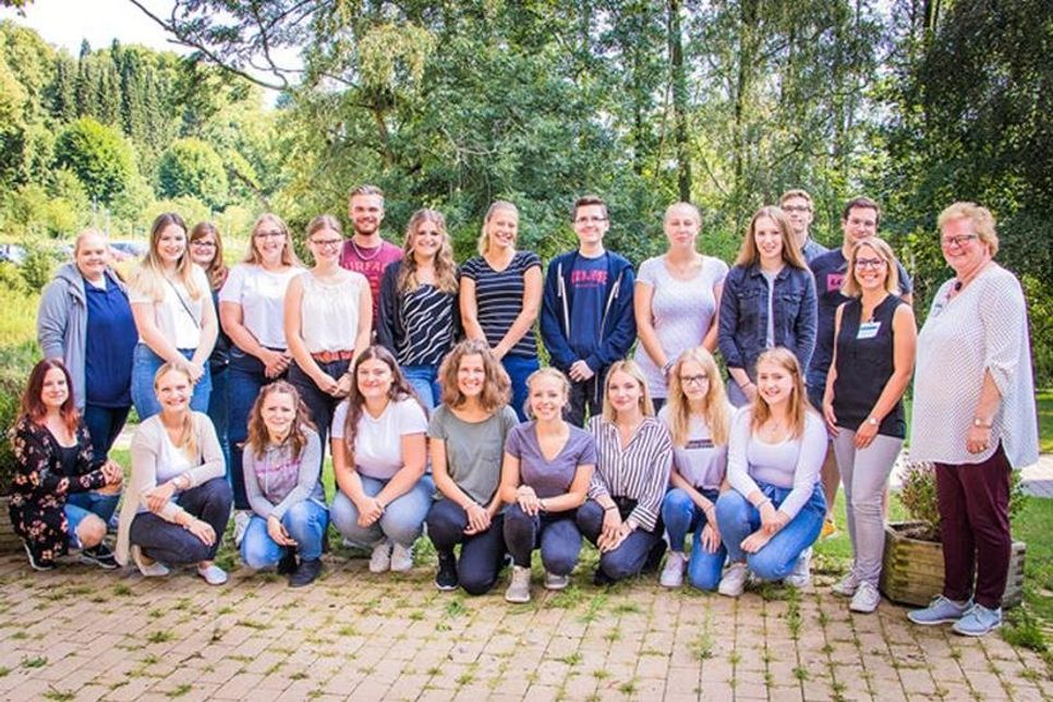 Freuen sich auf die Ausbildung in der Gesundheits- und Krankenpflege. Die Schülerinnen und Schüler des Kurses 19/22 des Ausbildungszentrums für Berufe im Gesundheitswesen. Mit dabei Schulleitung Christiane Albrecht (rechts) und Kursleitung Maria Hülskamp (2. v.r.).