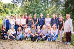 Freuen sich auf die Ausbildung in der Gesundheits- und Krankenpflege. Die Schülerinnen und Schüler des Kurses 19/22 des Ausbildungszentrums für Berufe im Gesundheitswesen. Mit dabei Schulleitung Christiane Albrecht (rechts) und Kursleitung Maria Hülskamp (2. v.r.).