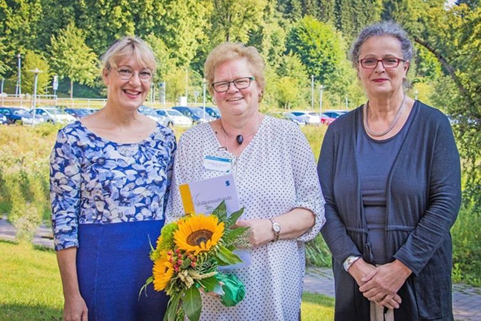 Claudia Hegenberg (links) und Jutta Bestgen (rechts), Geschäftsführerinnen des Ausbildungszentrums in Eutin, gratulieren Schulleitung Christiane Albrecht herzlich zur 10-jährigen Firmenzugehörigkeit. 