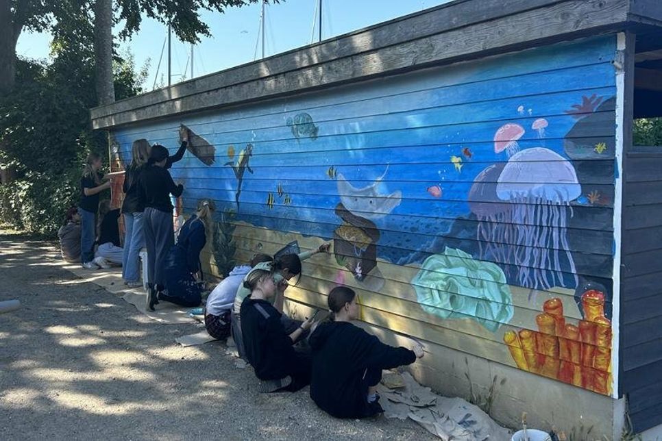 Bei gutem Wetter arbeiteten die Malerinnen konzentriert an ihrem Gruppenkunstwerk.