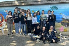 Von links nach rechts hintere Reihe : Marleen Hermann, Maria Hagen, Luca Van Soest, Jonna Reihwald, Helen Kieckbusch, Lina Pittelkow, Klara Händel, Anita Maliqi, Fin Ava Schubert, Juely Usterode. Von links nach rechts Vordere Reihe: Avasin Dogan, Nathalie Baumgärtner und Lehrerin Kathrin Jansen.