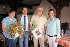 Bei der Geschenkübergabe: Rosi Kunikowski, Heinrich Mougin, Manfred Kunikowski und Friederike Mougin (v. lks.).