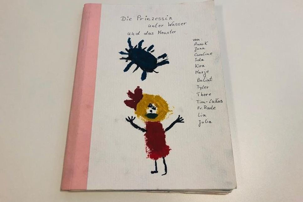 Auf dem Einband sind die Namen der Mitwirkenden aufgelistet.