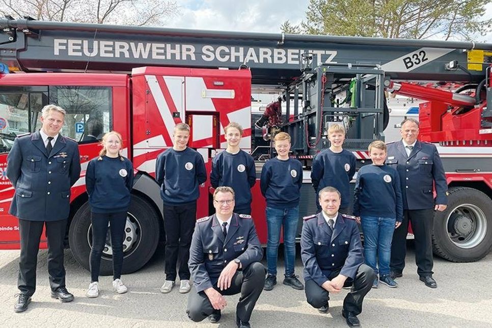 Ortswehrführer Sebastian Levgrün (hinten von links), der Jugendausschuss mit Hannah, Pius, Saifedin, Finley, Ben und Niclas sowie Gemeindewehrführer Markus Rabe, vorne von links: Jugendwart Marc Rollmann und sein Stellvertreter Bo Anderson.