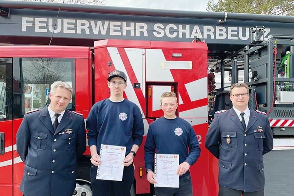 Ortswehrführer Sebastian Levgrün (von links), die beiden Jugendlichen Jannis und Timon, die in die Einsatzabteilung übertreten, und Jugendwart Marc Rollmann.