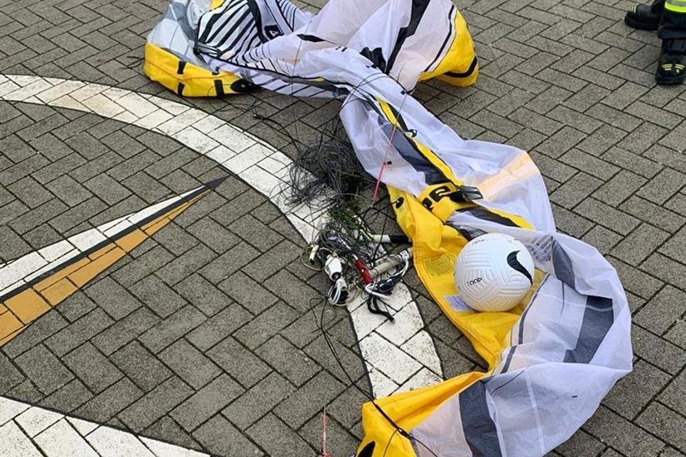 Das von der Feuerwehr geborgene Kitesegel. (Foto: Alexander Wengelewski)