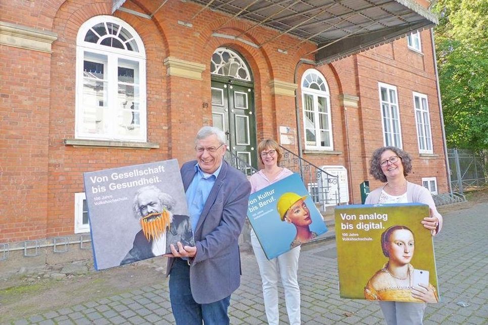 Laden ein zur Langen Nacht der Volkshochschulen des Kreises Ostholstein: Anette Rudolph und Birte Petersen von der VHS Eutin und Michael Kümmel, Leiter der VHS Oldenburg und der Kreis-AG der VHS-Leiter des Kreises Ostholstein.