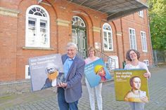 Laden ein zur Langen Nacht der Volkshochschulen des Kreises Ostholstein: Anette Rudolph und Birte Petersen von der VHS Eutin und Michael Kümmel, Leiter der VHS Oldenburg und der Kreis-AG der VHS-Leiter des Kreises Ostholstein.