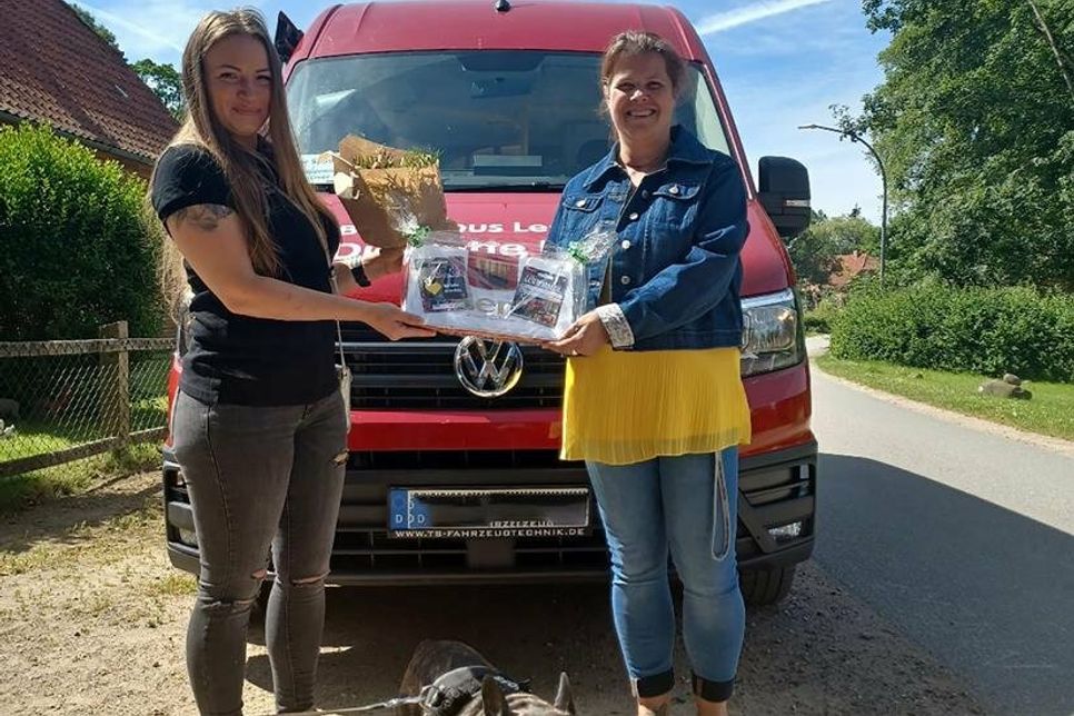 Frau Schmidt vom Amt Lensahn überreichte das Präsent.