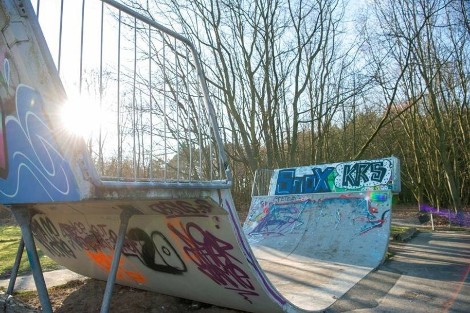 Fortgeschrittene versuchen sich an der Halfpipe. Kleinere Kinder nutzen diese auch gern zum Klettern.