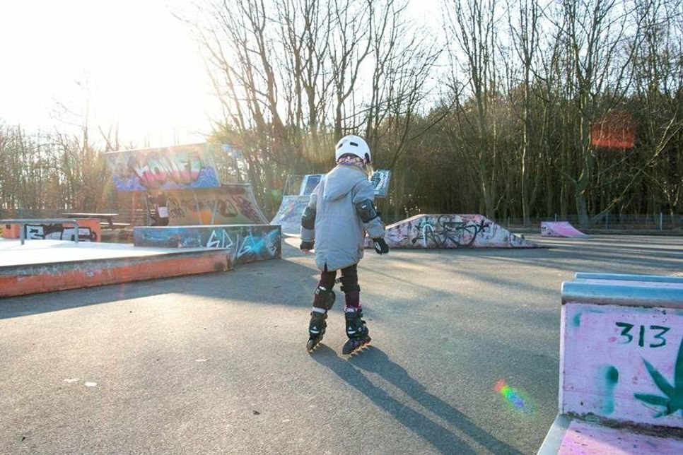 Für erste Fahrversuche auf Inlineskates eignet sich der ebene Untergrund besonders gut.
