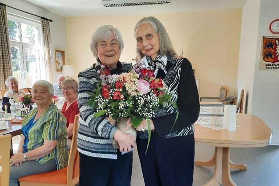 Roswitha Friedrichsen (re.) hieß Brigitte Fokul willkommen und gratulierte dem „Gaststar“ der Veranstaltung zum Geburtstag.
