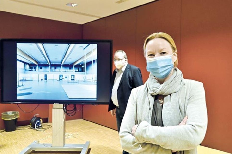 Bente Vierck stellte den geplanten Neubau der Schönberger Sporthalle im Rahmen eines virtuellen Rundgangs vor.  Fotos: Schneider