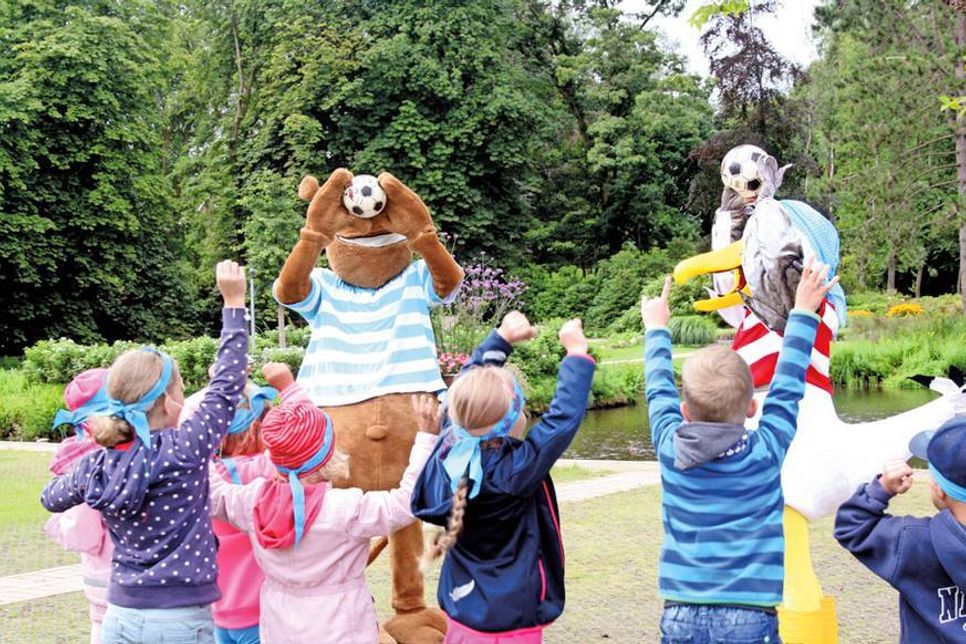 Die Maskottchen Möwe Meier und Gumda sorgen bei den Kindern während der „Abenteuer-Fußballwoche“ für beste Stimmung.