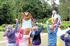 Die Maskottchen Möwe Meier und Gumda sorgen bei den Kindern während der „Abenteuer-Fußballwoche“ für beste Stimmung.