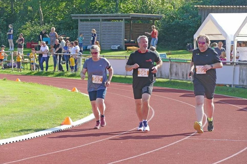 Lotta Schneider, Carsten Voß und Dirk Schneider laufen fünf Kilometer für den reporter