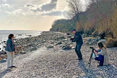 Am Strand nahe des Yachthafens in Grömitz: Astrid Faehling vom Frauenwerk, Dirk Tostmann und Kantorin Lena Sonntag (Fotos: Frank Karpa).