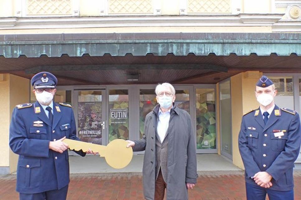 Bürgervorsteher Dieter Holst übergibt im Namen der Stadt Eutin den Schlüssel des Hauses in der Plöner Straße 1 an Oberstleutnant Dierksen und Leutnant Lührssen. Hier berät die Bundeswehr seit Kurzem zu den Karrieremöglichkeiten, militärischen wie zivilen, bei den Streitkräften.