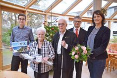 Ehrung für 70 Jahre Treue zu Timmendorfer Strand: Marketingleiterin Silke Szymoniak (re.) und Julian Bloes (li.) überreichen Urkunde und Präsente an Anneliese und Herbert Cramer aus Wuppertal. Im Hintergrund freut sich Aura-Hoteldirektor Michael Nehm über die Ehrung seiner langjährigen Stammgäste. (Foto: René Kleinschmidt)