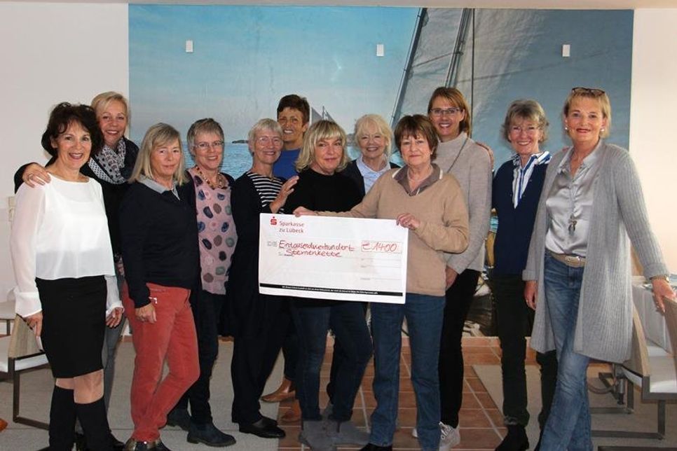 Gesellige Zusammenkunft mit Scheckübergabe: In den Räumen von „Beistand am Lebensende“ begrüßte der Vorstand des Hospizvereins die Clubmitglieder aus Brodau.