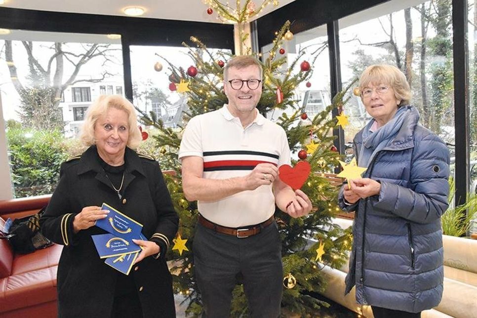 Bürgermeister Sven Partheil-Böhnke, Christine Gebauer (links, Unterstützerin der "Sternenbrücke") und Barbara Bergmann von KInderherz e.V. bestückten den Weihnachts-Wunschbaum im Rathaus bereits in den vergangenen Jahren mit Wünschen der Kinder.
