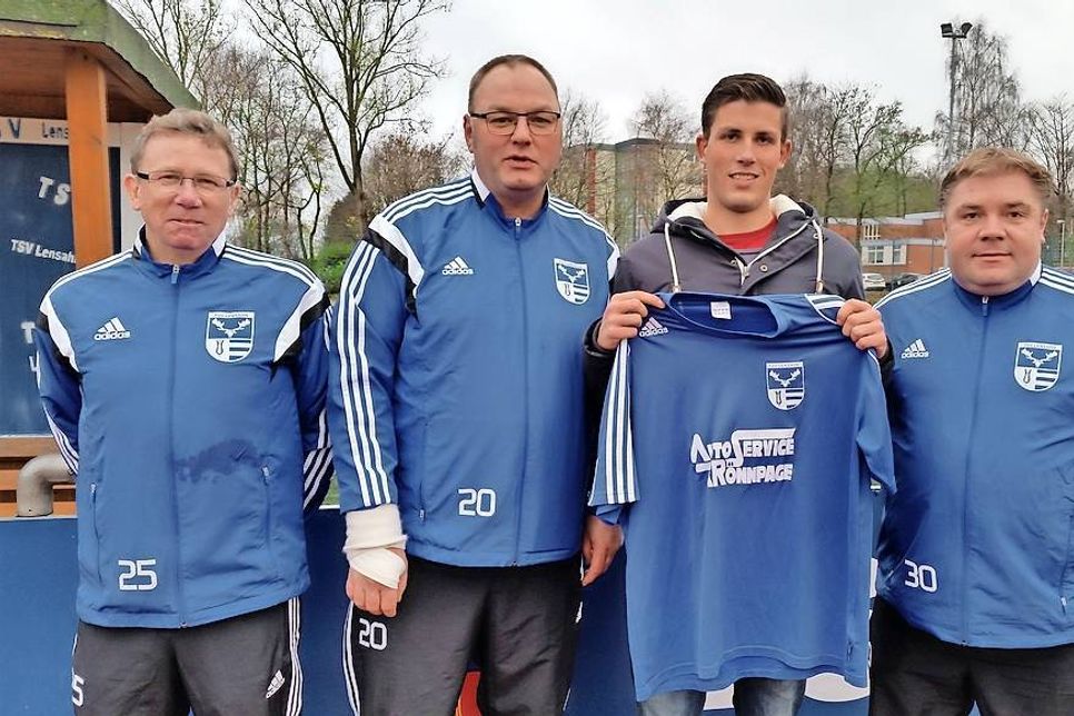 Das Trainer-Trio des TSV Lensahn mit Karsten Knorr (re.), Christian Ippig (lks.) und Michael Johnsen begrüßte Winter-Neuzugang Wilhelm Gradert (2. v. re.).