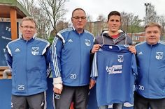 Das Trainer-Trio des TSV Lensahn mit Karsten Knorr (re.), Christian Ippig (lks.) und Michael Johnsen begrüßte Winter-Neuzugang Wilhelm Gradert (2. v. re.).