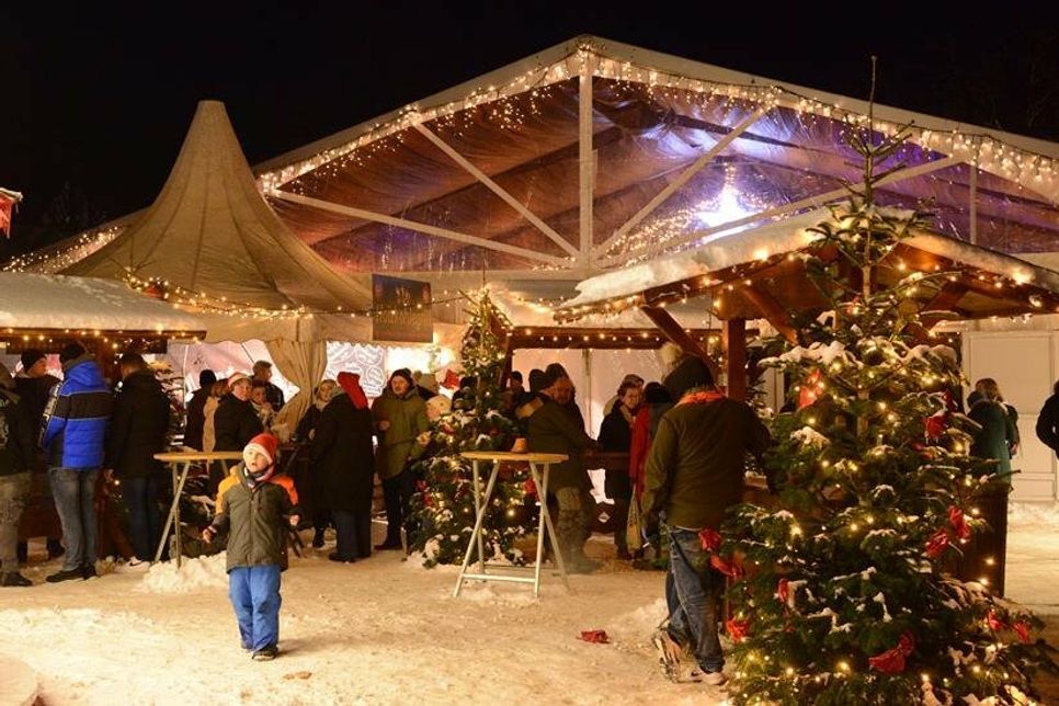 Trotz Minusgraden kamen viele auch vor dem Festzelt zusammen.