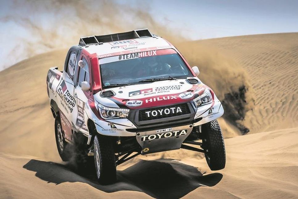Dirk von Zitzewitz und Fahrer Giniel de Villiers zu Beginn der Rallye Dakar gut platziert. Foto: MCH PhotoToyota Gazoo Racing SA