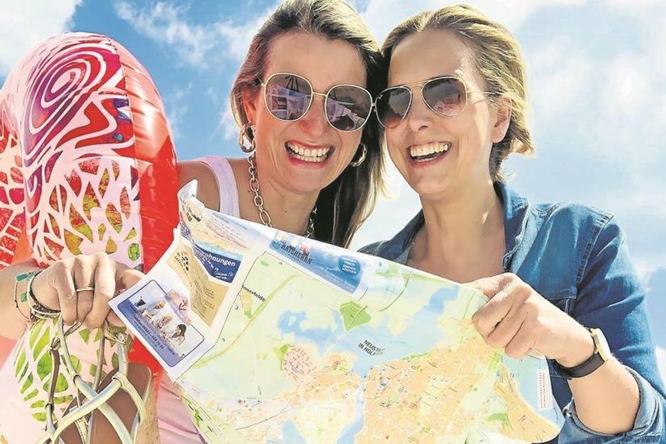 Die reporter-Podcasterinnen Gesche Muchow (lks.) und Kristina Kolbe gehen mit ihrem Podcast „Ostsee-Perlen“ sechs Wochen lang auf große Sommertour.