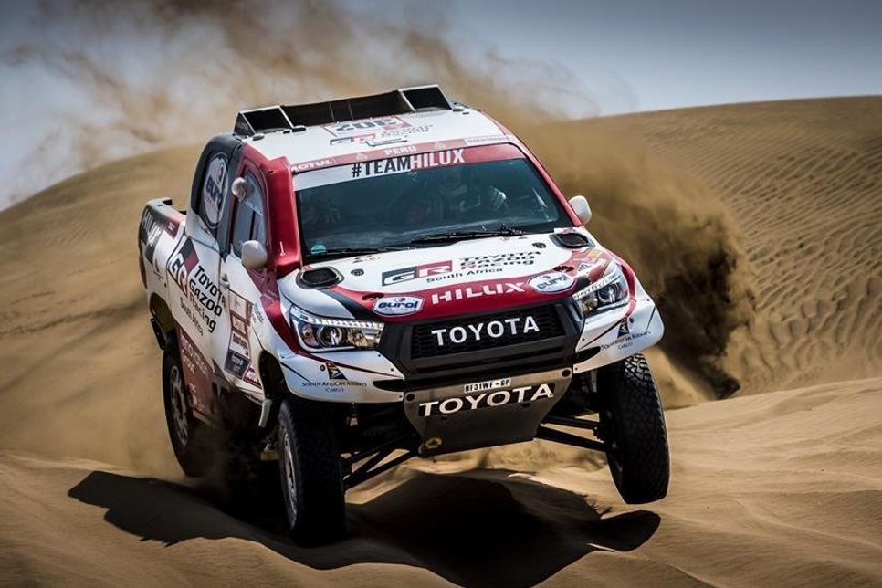 Dirk von Zitzewitz und Fahrer Giniel de Villiers zu Beginn der Rallye Dakar gut platziert. Foto: MCH PhotoToyota Gazoo Racing SA