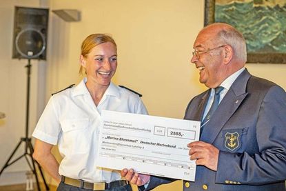 Obermaat BA Birgit Edel überreichte Heinz Maurus, Präsident des Deutschen Marinebundes den symbolischen Scheck.