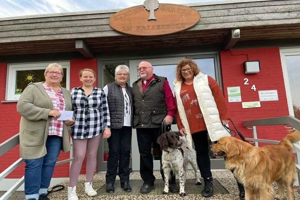 Spendenübergabe mit Angelika Lange, Cindy Bubert, Majestätenpaar Neumann und Heidi Fenske (v. lks.).