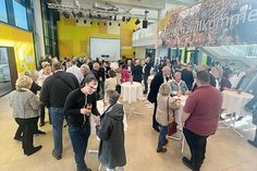 Die geladenen Gäste bei der Einweihungsfeier im Foyer des GaM-Neubaus in Bad Schwartau.