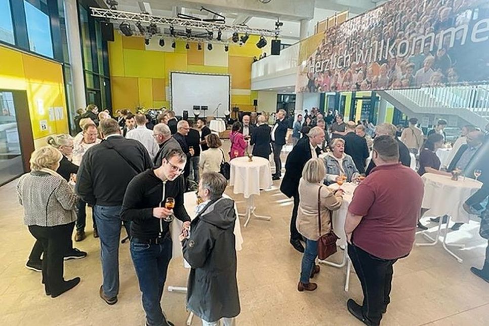 Die geladenen Gäste bei der Einweihungsfeier im Foyer des GaM-Neubaus in Bad Schwartau.