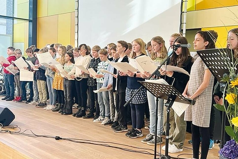 Der Chor der Sechstklässler hat eine Neubau-Hymne vorgetragen.