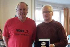 ESV-Spartenleiter Jürgen Nitze (lks.) bei der Siegerehrung.