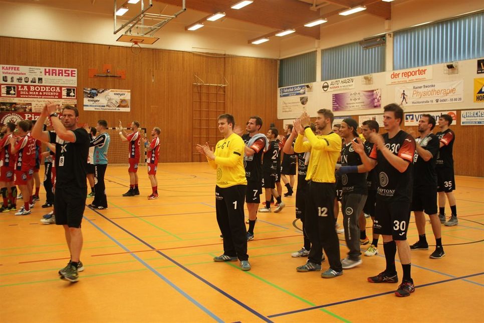 Am Ende der Saison möchte Thomas Knorr (lks.) mit seiner Mannschaft den Klassenerhalt in der 3. Handball-Bundesliga feiern.