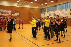 Am Ende der Saison möchte Thomas Knorr (lks.) mit seiner Mannschaft den Klassenerhalt in der 3. Handball-Bundesliga feiern.