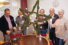 Unter Sven Oldhof (2.v.r.) ist der „Pansdorfer Lichterglanz“ einst aus der Taufe gehoben worden. Bevor die Sterne ab Samstag wieder leuchten, heißt es für die ehrenamtlichen Helfer Klaus-Dieter Krause (v.l.), Reiner Tiedge sowie Jutta Szczodrowski und Monika Krause aus dem Vorstand des BuV durchsehen, reparieren, ersetzen. (Foto: Setje-Eilers)