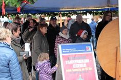 Viele hatten ein glückliches Händchen am Glücksrad, sodass die Bäume rasch neue Besitzer fanden.