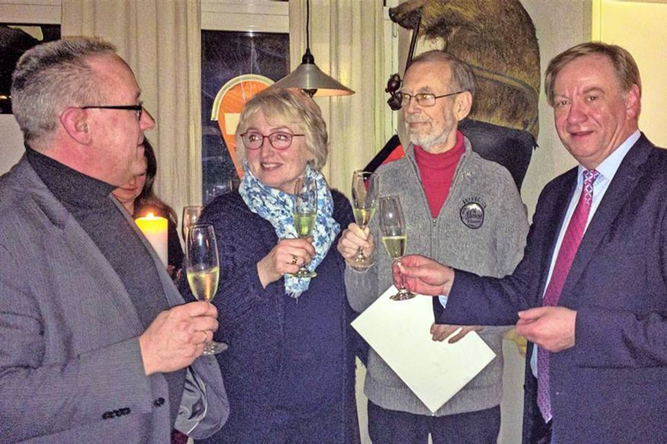 Für 40 Jahre Mitgliedschaft in der CDU wurde Hans-Werner Clemens, hier mit Ehefrau Birgit, von Frank Schumacher (l.) und Ingo Gädechens (r.) geehrt.
