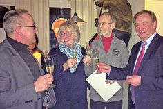Für 40 Jahre Mitgliedschaft in der CDU wurde Hans-Werner Clemens, hier mit Ehefrau Birgit, von Frank Schumacher (l.) und Ingo Gädechens (r.) geehrt.