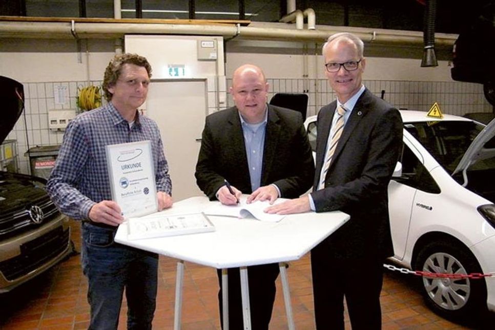 Michael Gülck und Björn Bigga unterzeichnen die Kooperationsvereinbarung im Beisein von Stefan Kloth (von rechts).