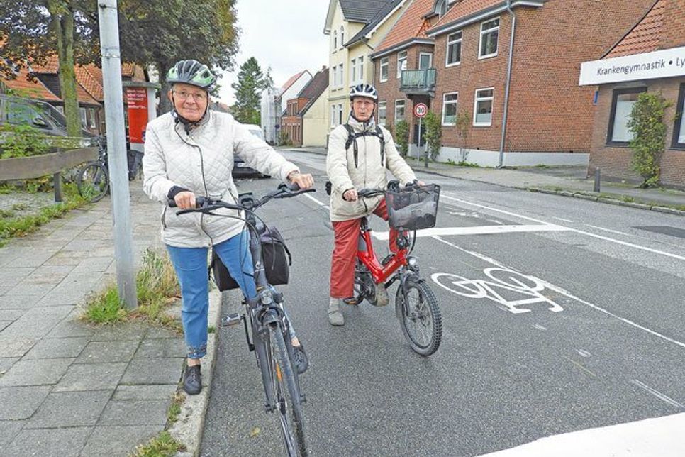 Radlerspur und Radlerfläche: Das Piktogramm zeigt es an und dieses Radlerpaar hat es gleich verstanden.