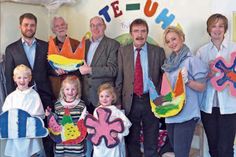 Stolz präsentieren einige der lütten Maler ihre Werke bei der "Stielblüten"-Aktion im Malenter AWO-Kinderhaus. Über ihren Eifer freuen sich (v.l.): Axel Mielke (Sponsor für 1000 hölzerne "Blüten"),  Wolf Wilder (Projektleiter der Aktion), Jürgen Kehr (Sponsor für die bunten Farben), Jürgen Bröker-Wolf (Vorsitzender des LGS-Fördervereins), Tatjana Pitzer und Anja Machan vom Kinderhaus-Team.